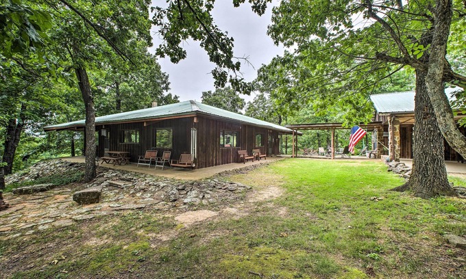 Compton Casa | ‘Pine Lodge Cabin’ en 450 acres en las montañas Ozark