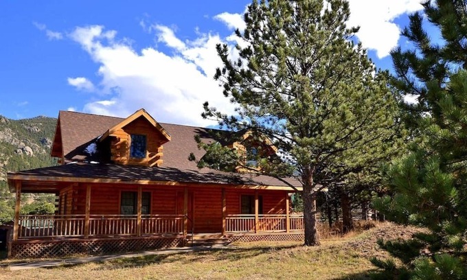 Carriage Hills Casa | Pine Meadows - 3 bedroom log home in quiet setting