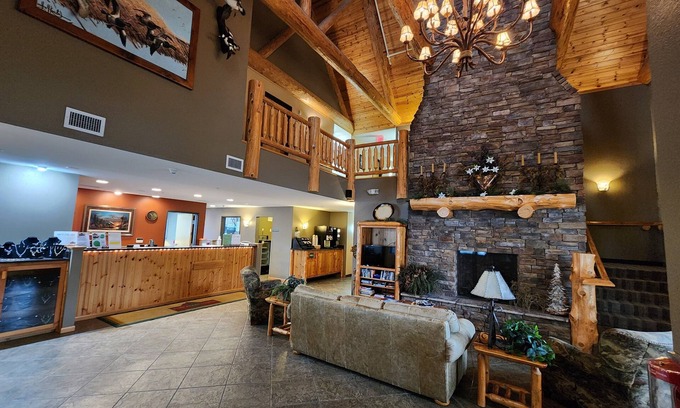 Crosslake Hotel | Pine Peaks Lodge & Suites