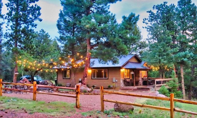 Florissant Cabina | Pine Ridge Cabin– Acogedor y tranquilo