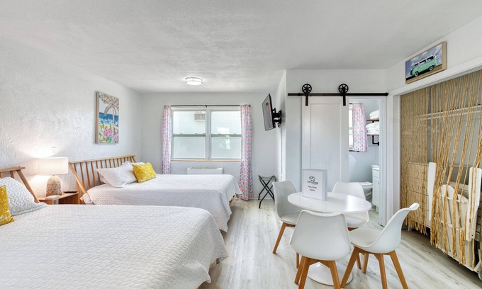 Bridgeport Heights Hotel | Pineapple Shores Retro Inn