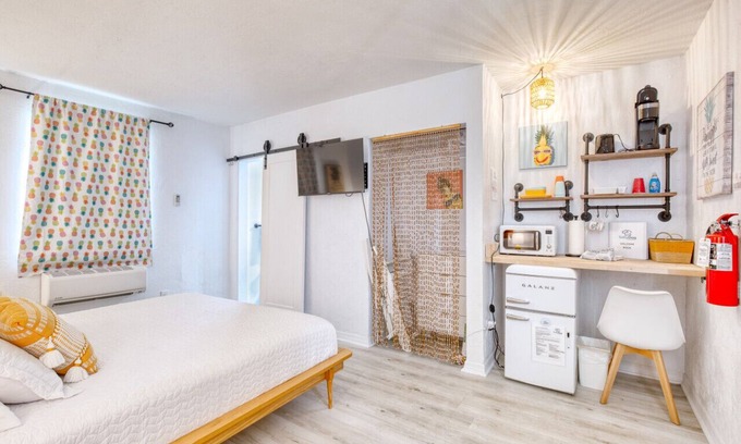 Bridgeport Heights Hotel | Pineapple Shores Retro Inn 10