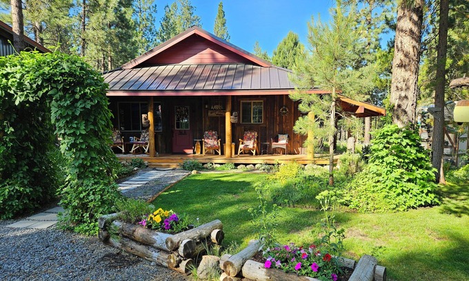La Pine Cabina | Pinecone Cabin, Couples Retreat, hot tub, pet friendly, private!