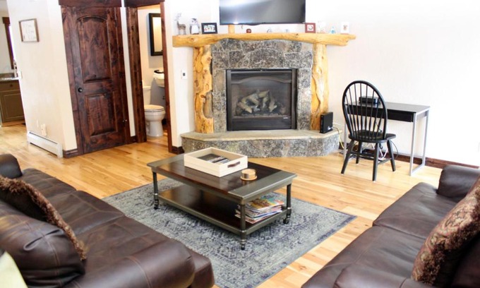 Warrior's Mark Casa | Pinecreek #E - 3 BR - Pool and Hot Tub Access - Close to Town - Shuttle to Slopes