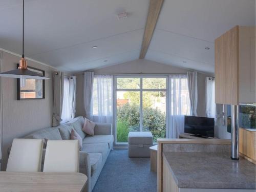 Wells-next-the-Sea Cabina | Pinewoods Park Style no.8 sleeps 6 – dog friendly