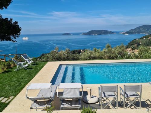 Pugliola Casa | "Pini House", inside a Private Park, shared Pool, Tennis, AC, Parking next home and Parking in Lerici!