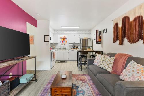 Music Row Casa | Pink Dreams - Walk to Live Music, Bars, Restaurants - Free Parking