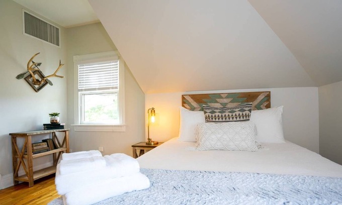 Five Points Apartamento | Pinky's Palace | Beer + Wine | Sleeps 2
