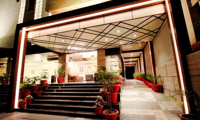 Lucknow Hotel | Pinnacle by Click Hotels, Lucknow