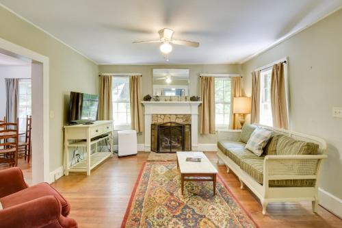 Rocky Bottom Casa | Pinnacle Mountain Falls Sunset Cottage with Deck