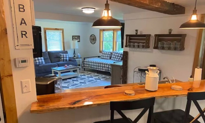 Montague Otro | Pioneer Valley Farmhouse Near 5-Colleges