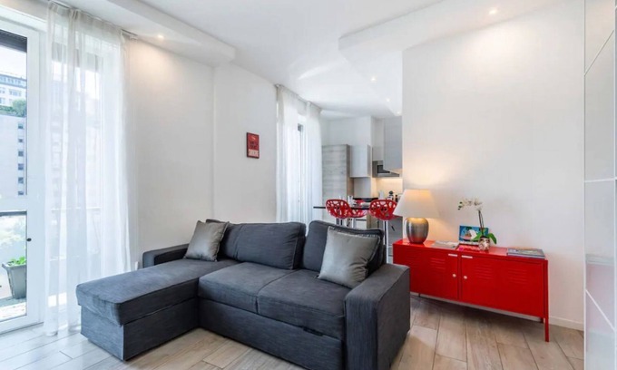 Centro Direzionale Apartamento | Pirelli House it's a apartment on the 7th floor in super well-served area.