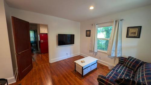 Enderly Park Apartamento | Plaid Pad - Stylish Retreat 12 min to Airport & Downtown
