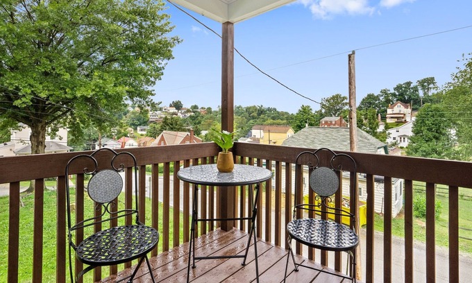 West Mifflin Casa | Plan your next thrilling city break minutes to kennywod park and sandcastle.