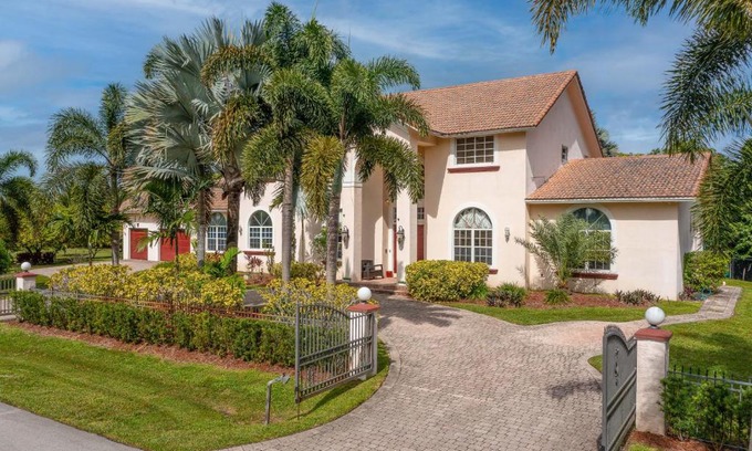 Plantation Villa | Plantation Acres Luxury Mansion & Private Pool