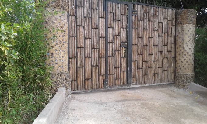 Entebbe Casa | Casa de botellas de plástico y casa de ladrillos entrelazados