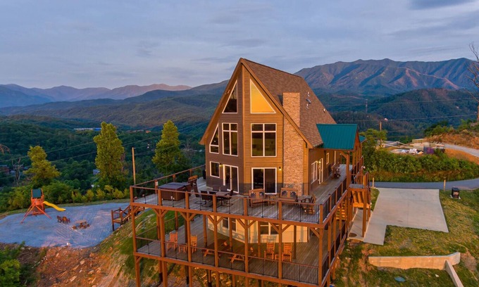 Gatlinburg Cabaña | Playgrounds and Mountains Near The Parkway