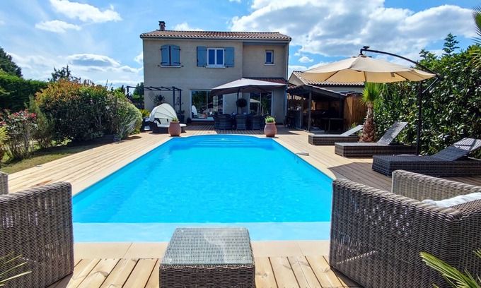 Le Taillan-Medoc Villa | Villa agradable y luminosa con piscina y JACUZZI en el suroeste para el verano