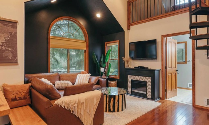 Beaver Casa | Pleasant Meadows Riverside! 2 bedroom/Hot Tub/Starlink internet/Air Conditioning