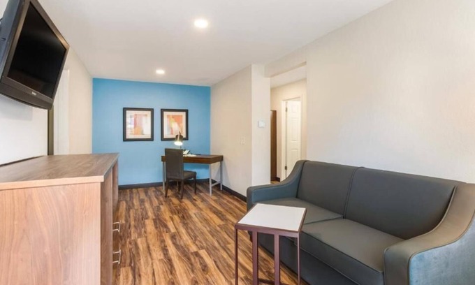 Merry Oaks Casa | Pleasant Stay, Convenient Location! Free Onsite Parking, Swimming Pool