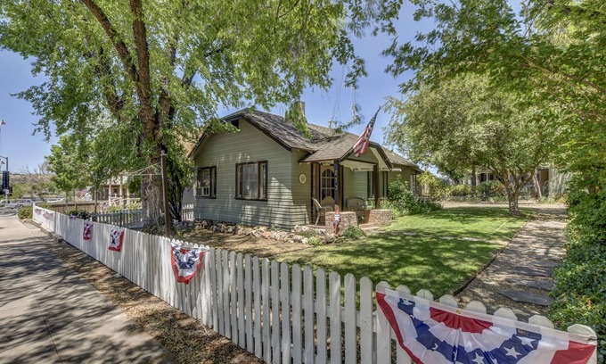 Prescott Cabaña | Pleasant Street Cottage ~ W ~ La ubicación perfecta con todas las comodidades del hogar
