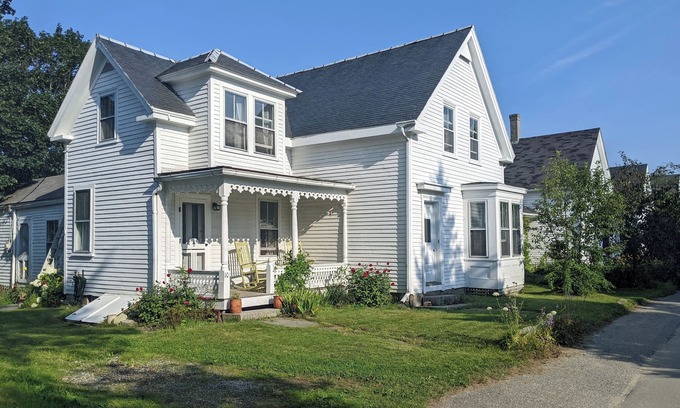 Vinalhaven Casa | Pleasant Street Village Home