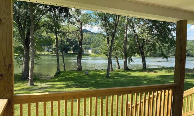 Irvine Cabina | Pleasant View - A brand new riverfront getaway!