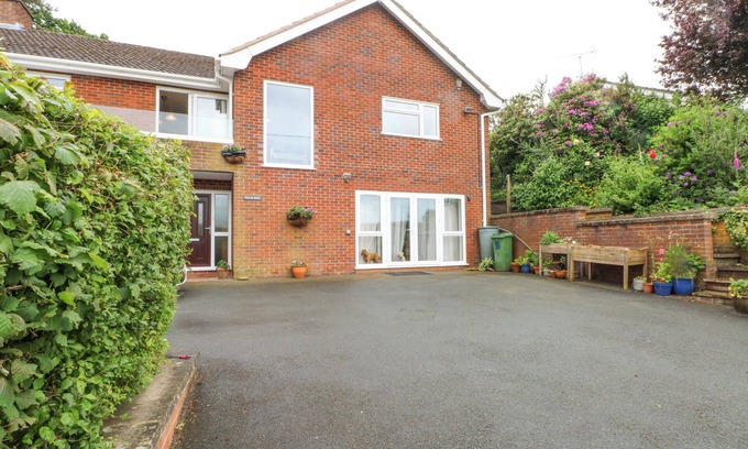Longford Cabaña | PLUM HILL, character holiday cottage, with a garden in Oswestry
