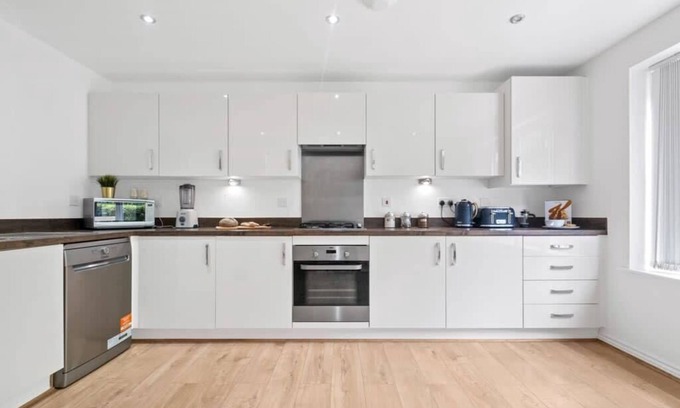 Birmingham Casa | Pluxa Royal Azul 4 Bedroom House with car park