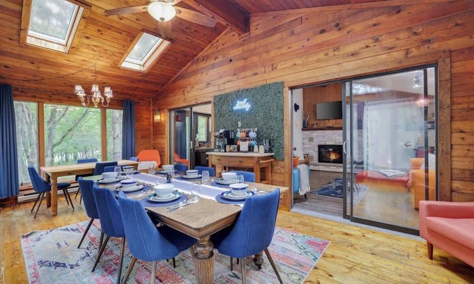 Briar Crest Woods Casa | Pocono Cabin | Cozy | Hot Tub | Game Room
