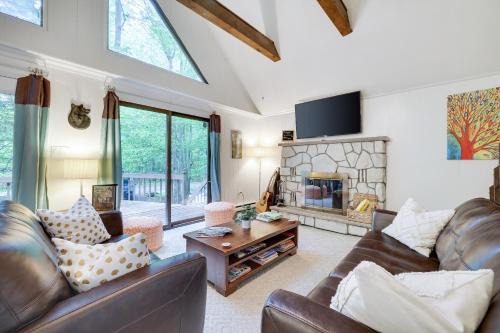 Locust Lake Village Chalet De Esquí | Pocono Cabin Fireplace Near Skiing Tubing Parks Shopping Casinos Hot Tub Walk to Lake
