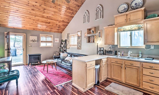 East Stroudsburg Cabaña | Pocono Home w/ Fire Pit: 1 Mi to State Forest!