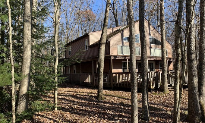 White Haven Cabina | Pocono Lakefront Mountain House