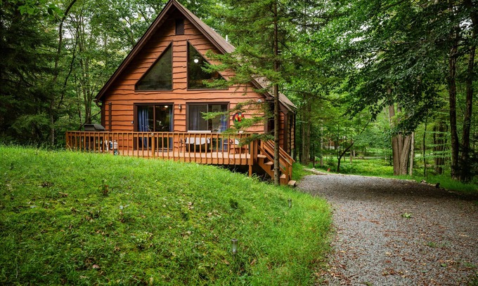 Pocono Lake Cabina | Poconos Retreat: Hot Tub, Game Room, Lakes, Beaches & Family Fun