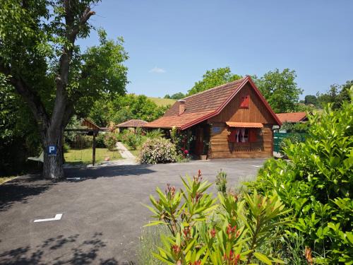 Radoboj Casa | Pod orehom drvena kuća i sauna