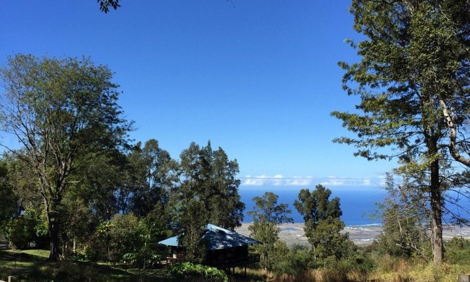 Holualoa Casa | Pole House en finca arbolada con fabulosa costa y vistas a la montaña