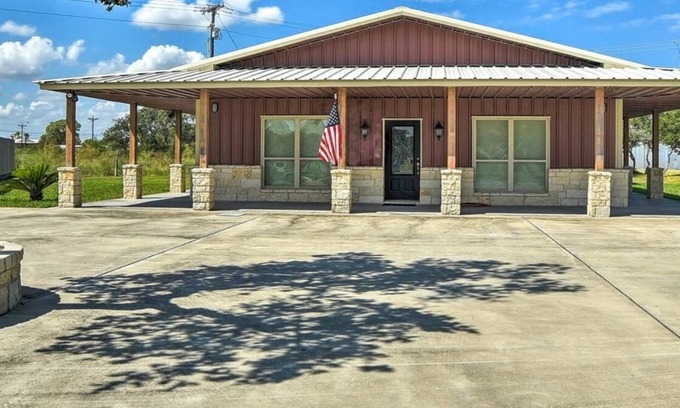 Port O Connor Casa | Polish Paradise - 3 Bedroom, 2 Bath Barndominium