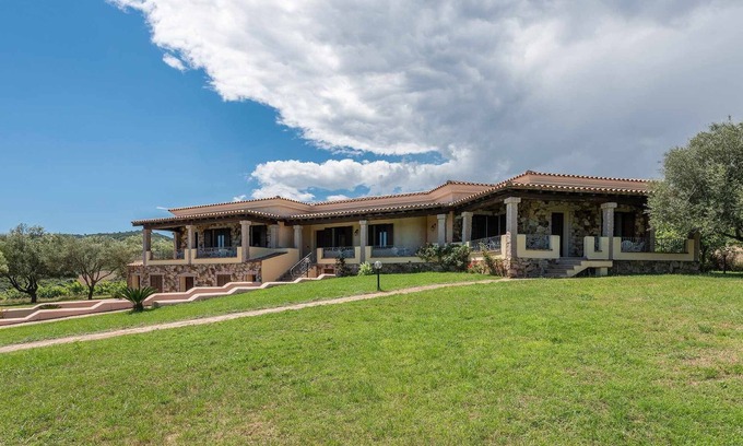 Iscra e Voes Casa | CASA POMPIA 2: casa de vacaciones rodeada de vegetación