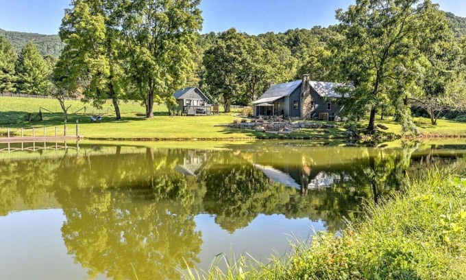 Weaverville Apartamento | Pond and Hot Tub and Firepit Retreat