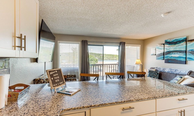 Osage Beach Apartamento | Pool Access & Lake View: Osage Beach Condo!