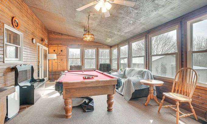 Mount Vernon Casa | Pool, Deck & Fire Pit: Dog-Friendly Ohio Escape!
