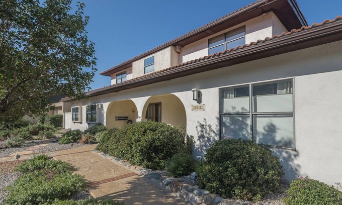 Northeast Heights Casa | POOL & GORGEOUS VIEWS Atop Albuquerque