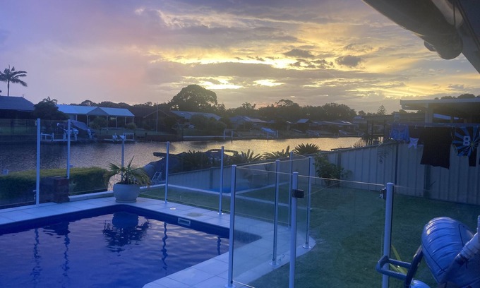 Forster Casa | Pool house on the canal, private Jetty, Wifi