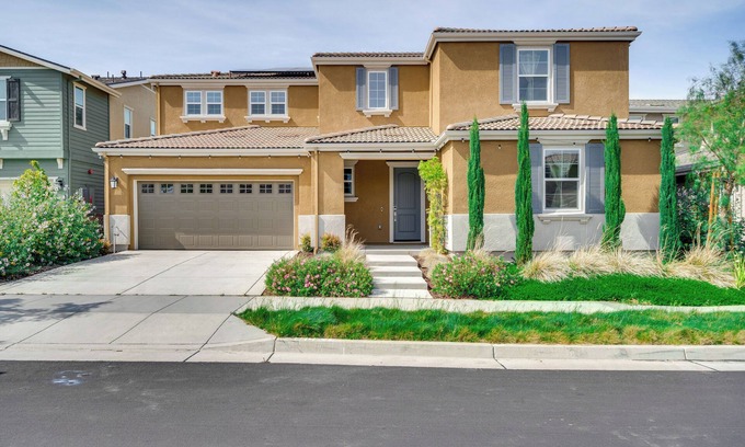 Tracy Casa | Pool Paradise: Spacious Tracy Home w/ Yard!