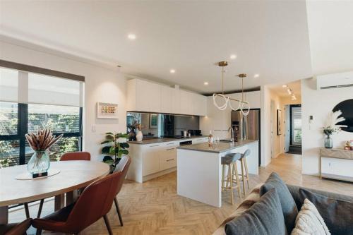 Martinborough Casa | Pool & Tennis Court - Pinot Grove