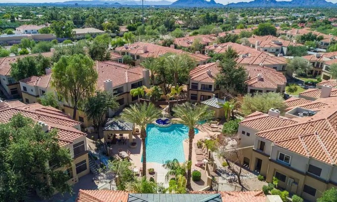 Central Scottsdale Condominio | Poolside 3BR Condo - Mt Views - Luxury Community