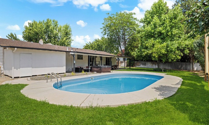 West Bench Casa | Poolside Paradise: Hot Tub, Foosball, Arcade!
