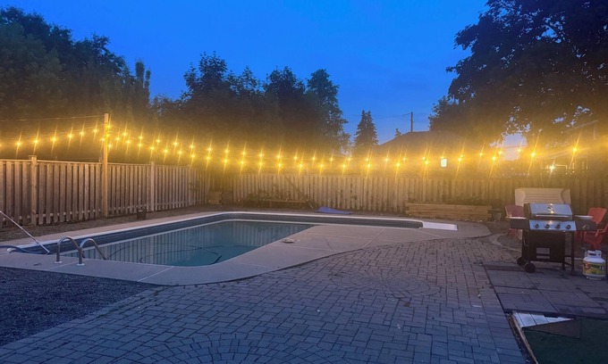 Brampton West Casa | Poolside Retreat with Private Patio