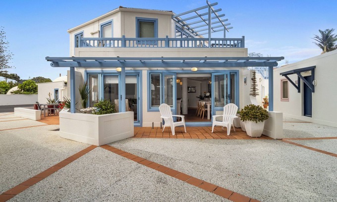 Orewa Cabaña | Poolside Waterfront - Orewa Oceanside Villa