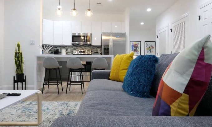 Cardozo Apartamento | Pop Art Chic! Stunning Shaw - U Street Apartment